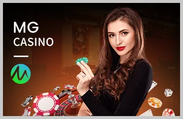 Tay vợt đang giao bóng trên sân quần vợt